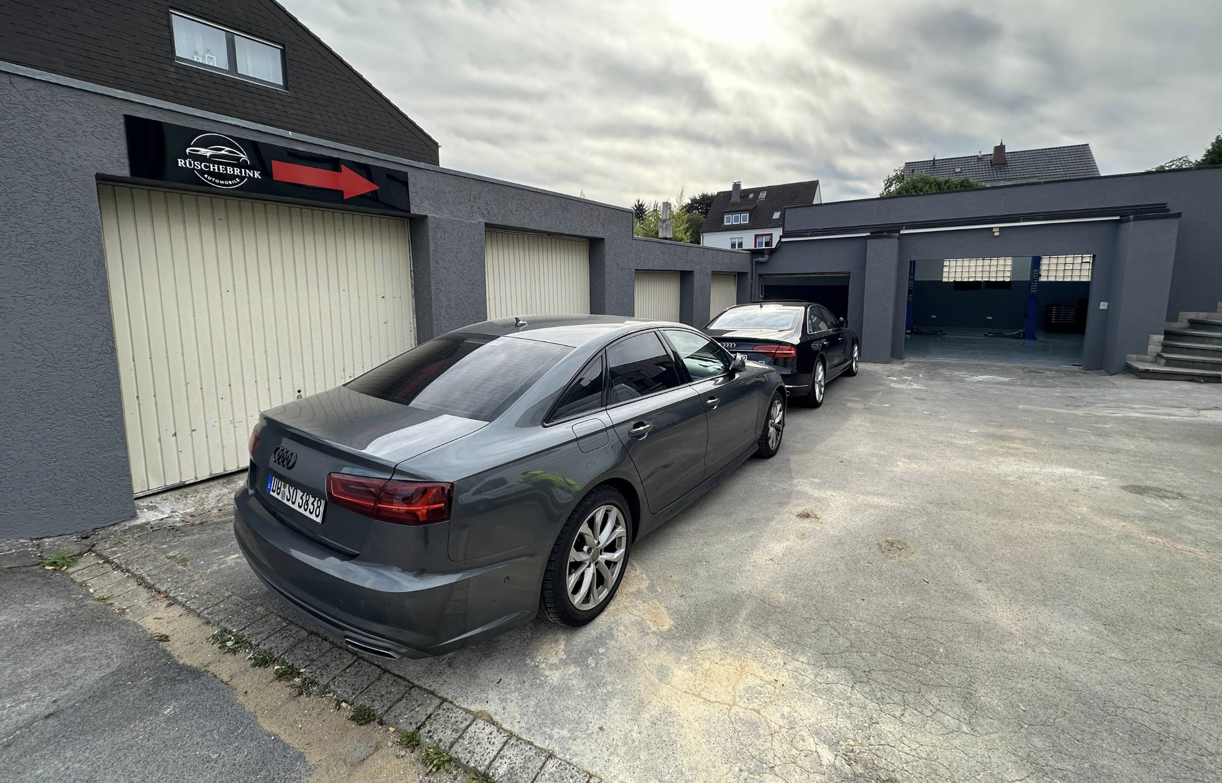 Automobile Rüschebrink von außen mit Premium-Fahrzeugen vor den Hallen